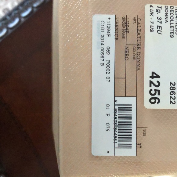 Stylish luxury PRADA black patent leather heels - Picture 6 of 8